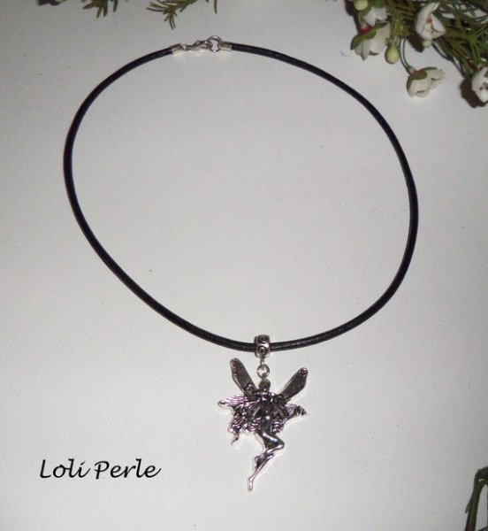 Collier cuir noir avec pendentif fée en argent sur cordon de cuir noir