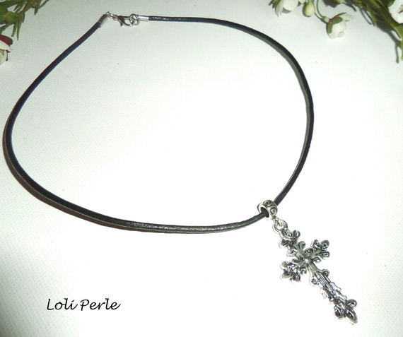 Collier cuir noir avec pendentif  croix fleurie en argent sur cordon de cuir noir