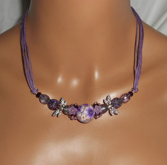 Collier perle fleurie violet avec perles en cristal sur cordon en coton ciré