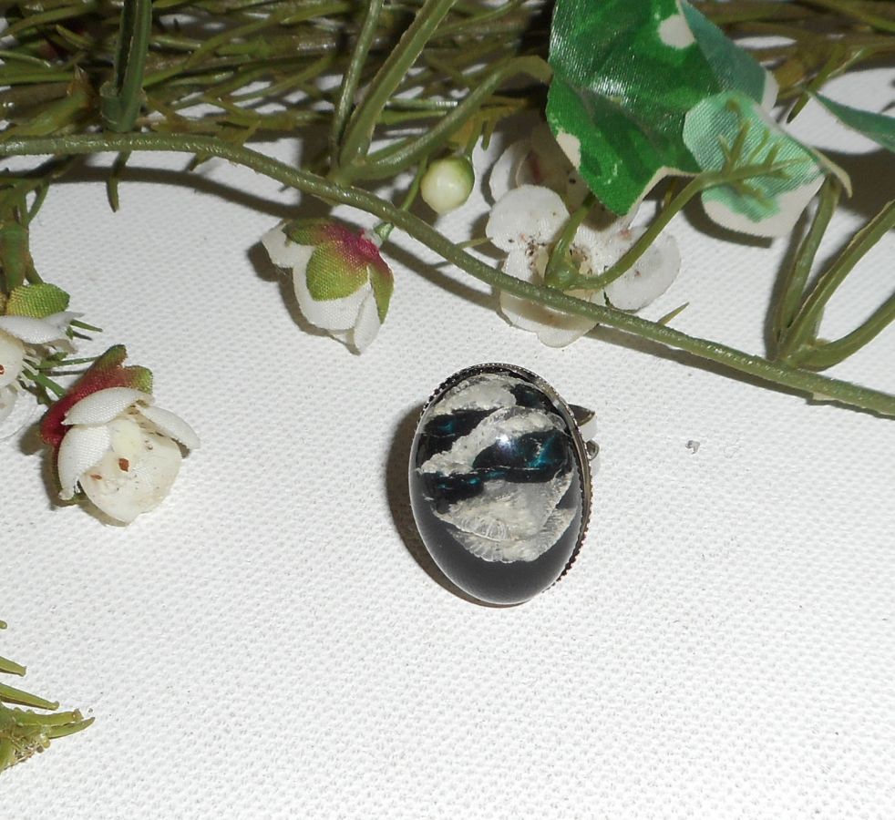 Cabochon ring med beige sort glas kuppel