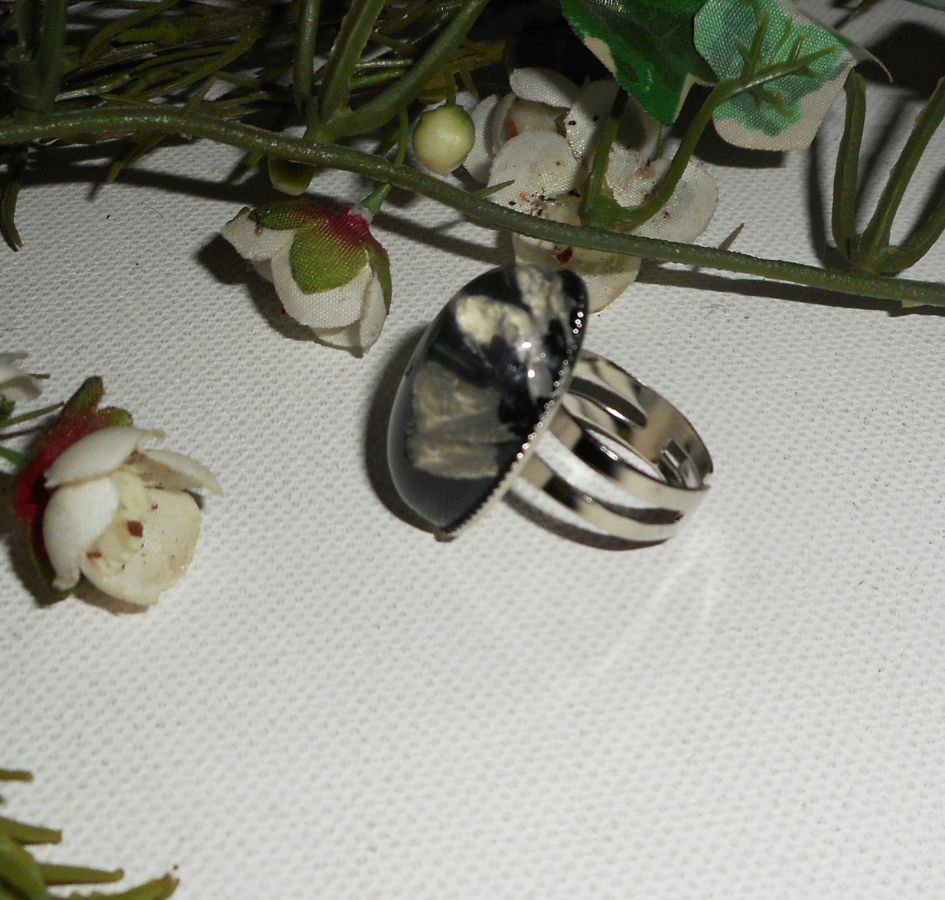 Cabochon ring med beige sort glas kuppel