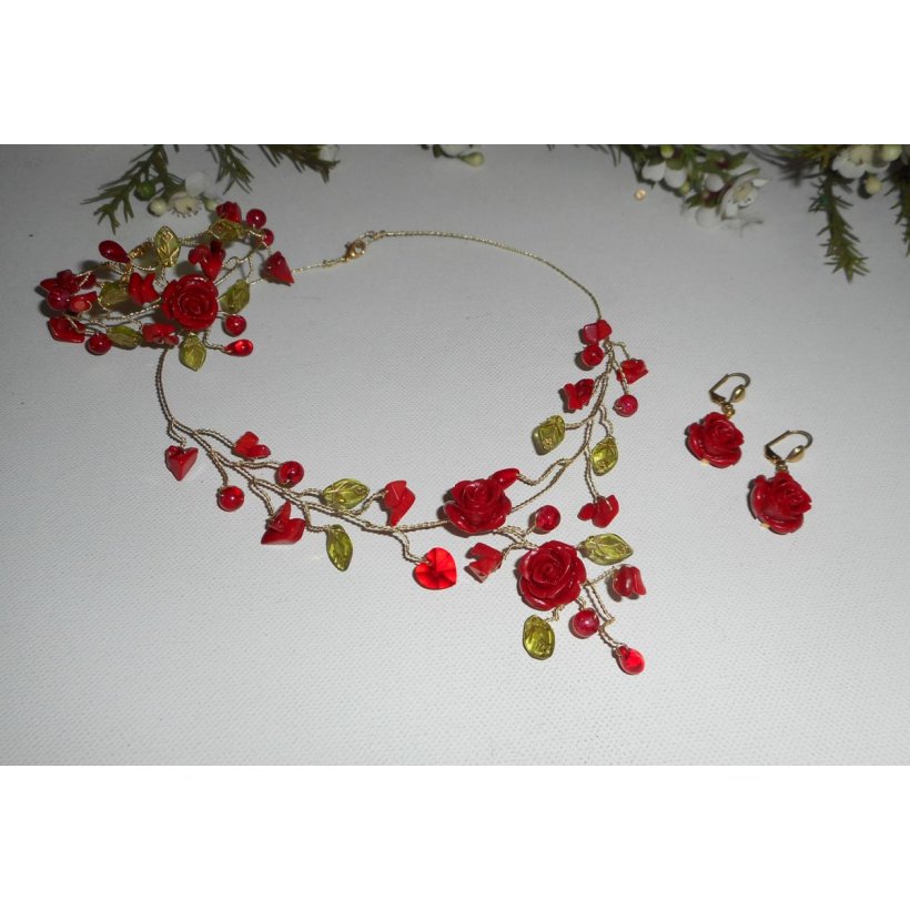 Parure aerienne avec roses rouges et perles de verre